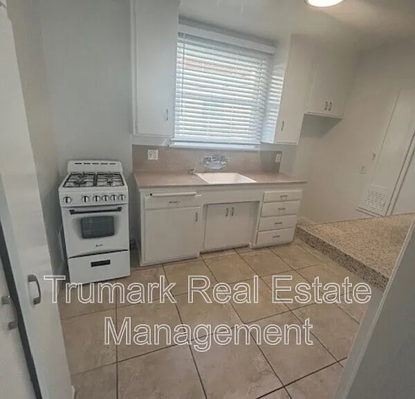 1253 S Glendale Ave #G — Photo 2