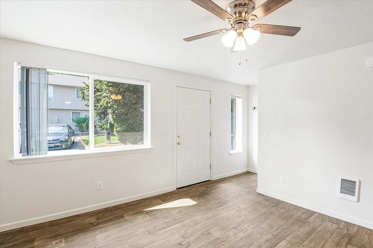 Lincoln Townhomes — Photo 4
