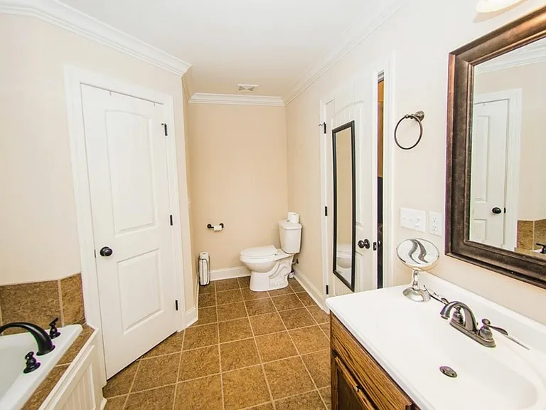 101 Windsor Dr — Photo 12