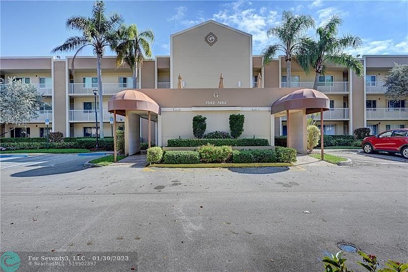1st image of 7446 N Devon Dr #304