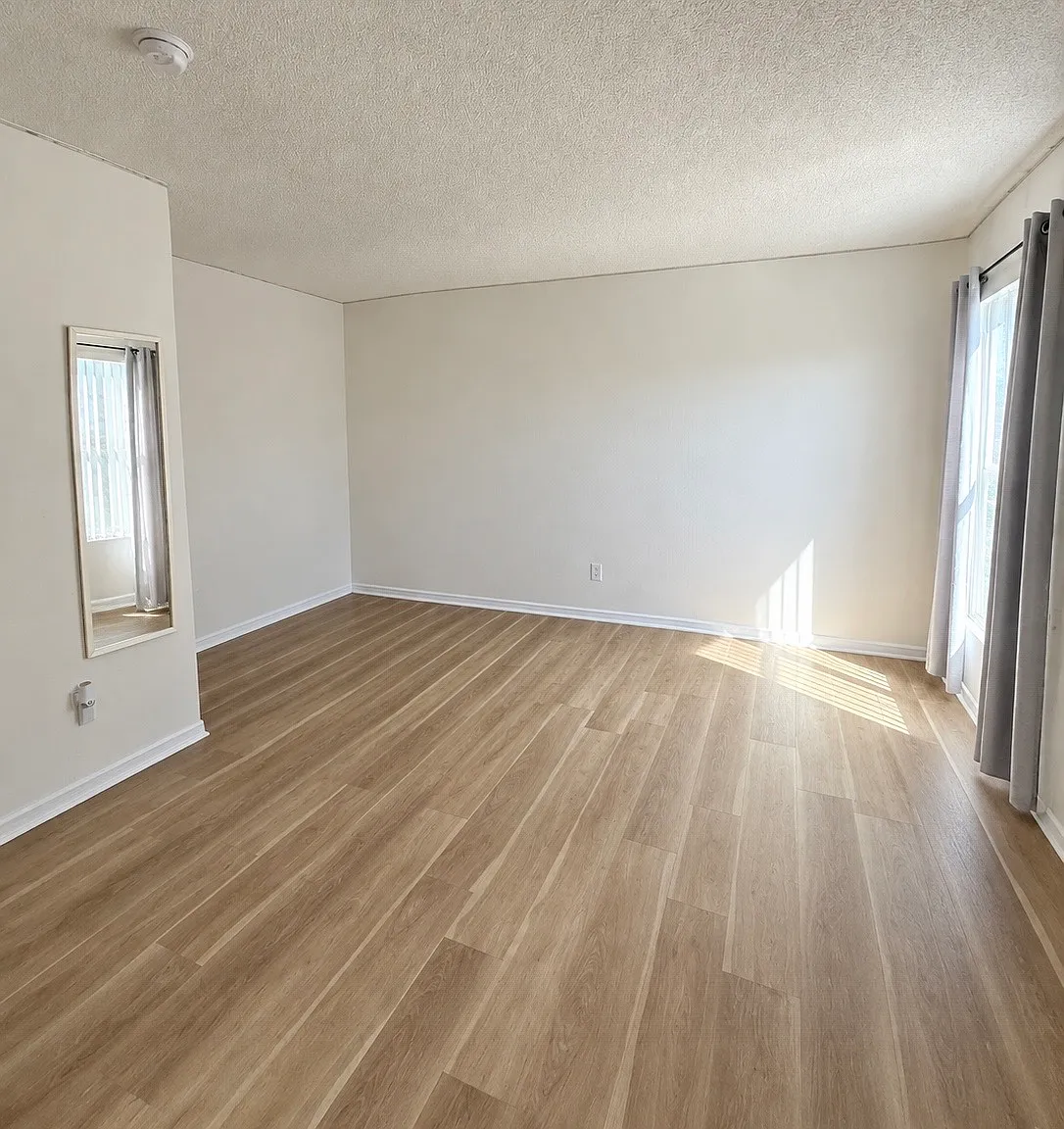 5 bed, 2376 sqft, $800 — Photo 1