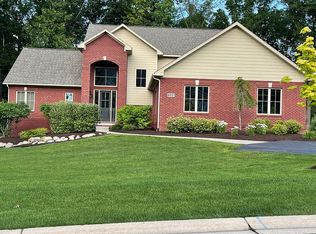 6021 Pinemont Dr, Brighton, MI