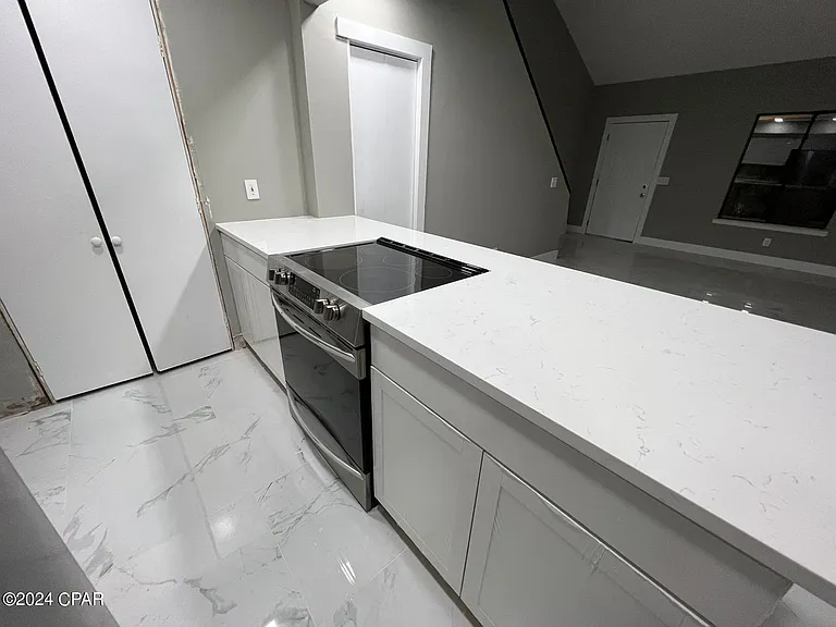 1211 Stephen Dr — Photo 2