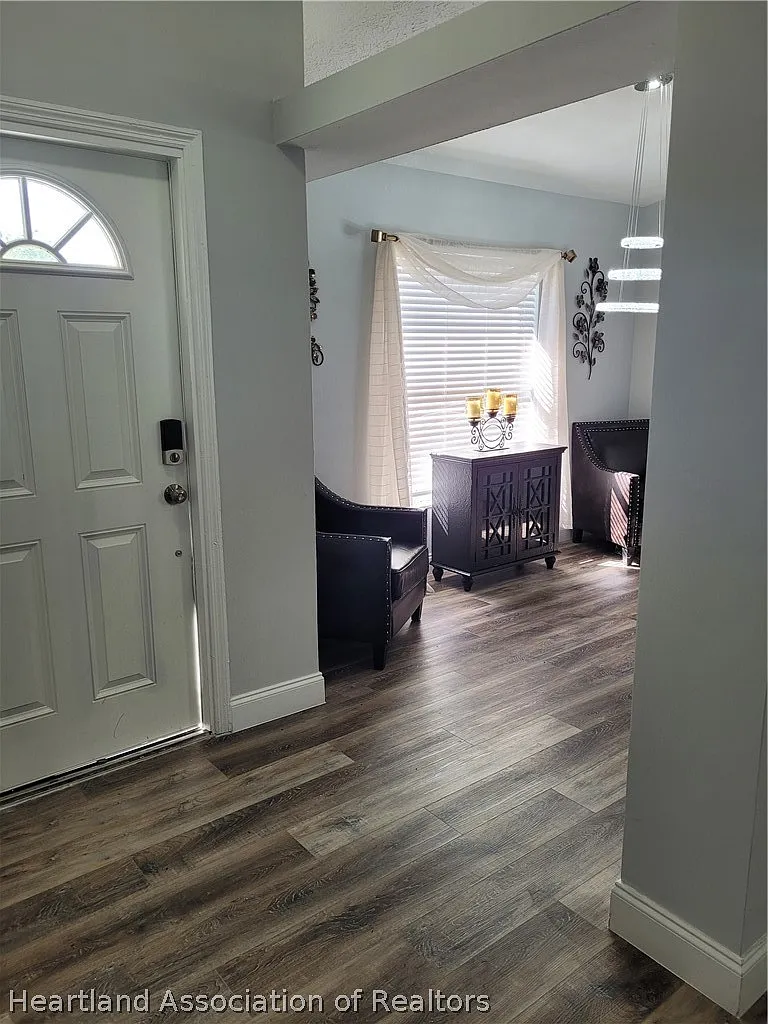 3 bed, 2.0 bath, 1676 sqft, $2,250 — Photo 3