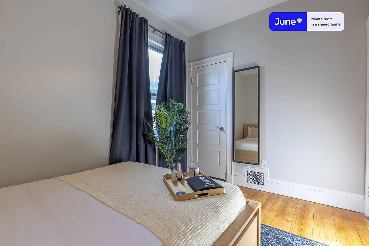 Queen bedroom in 4 bed/2 bath home in Savin Hill #330 C — Photo 2