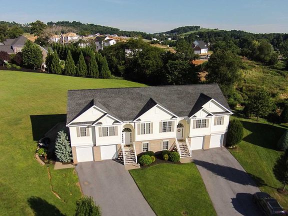 2nd image of 28 Cambridge Cir
