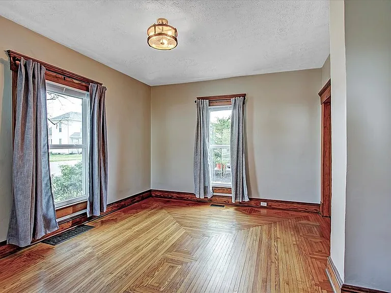 301 E Columbus St — Photo 7