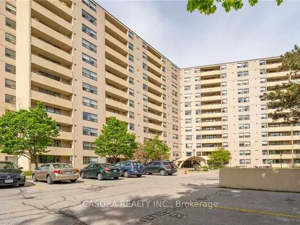 700 Dynes Rd #811, Burlington, ON L7N 3M2