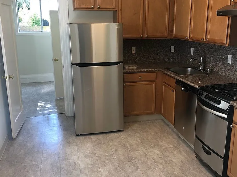 1329 Grove St — Photo 7