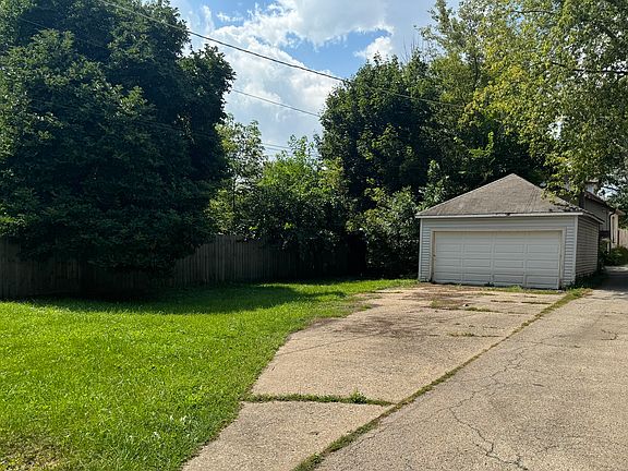 4th image of 838 Hickory St