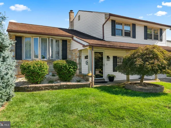 9987 Hardy Rd, Philadelphia, PA 19115