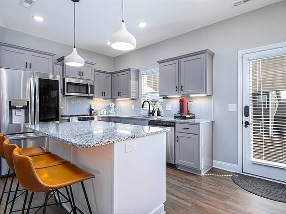 5th image of 720 Shaker Dr