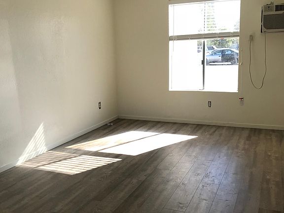 5th image of 19330 Saticoy St #1719e7d60