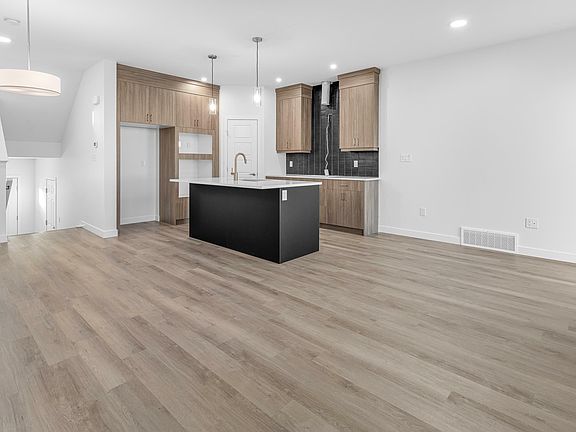 5th image of 221 Orchards Blvd