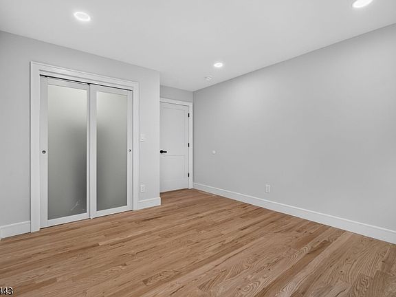 5th image of 2 Garden Ct