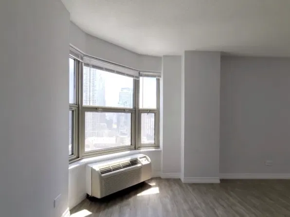 6 E Chestnut St, Chicago, IL 60611