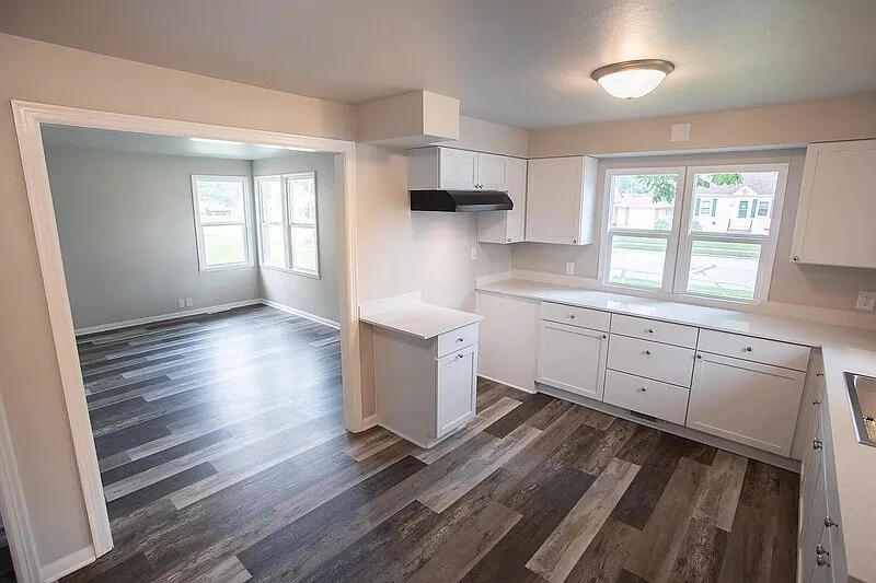 3 bed, 1.0 bath, 1089 sqft, $1,649 — Photo 3