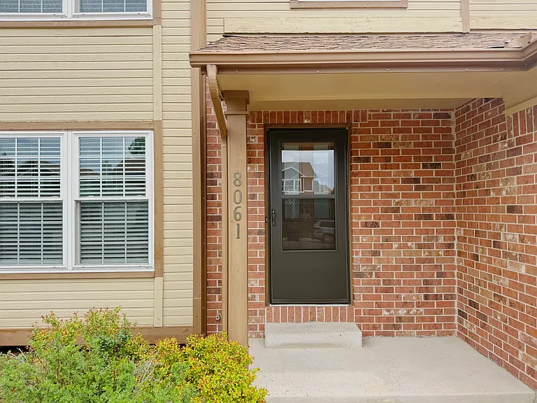 8061 Scarborough Dr — Photo 2