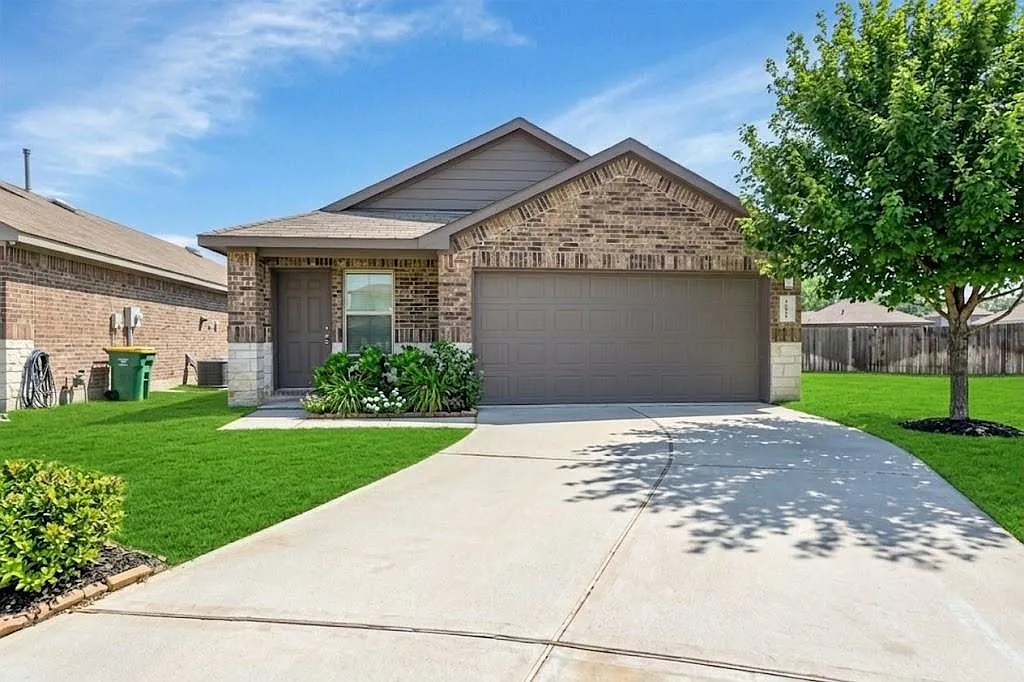 3 bed, 2.0 bath, 1556 sqft, $1,695 — Photo 2