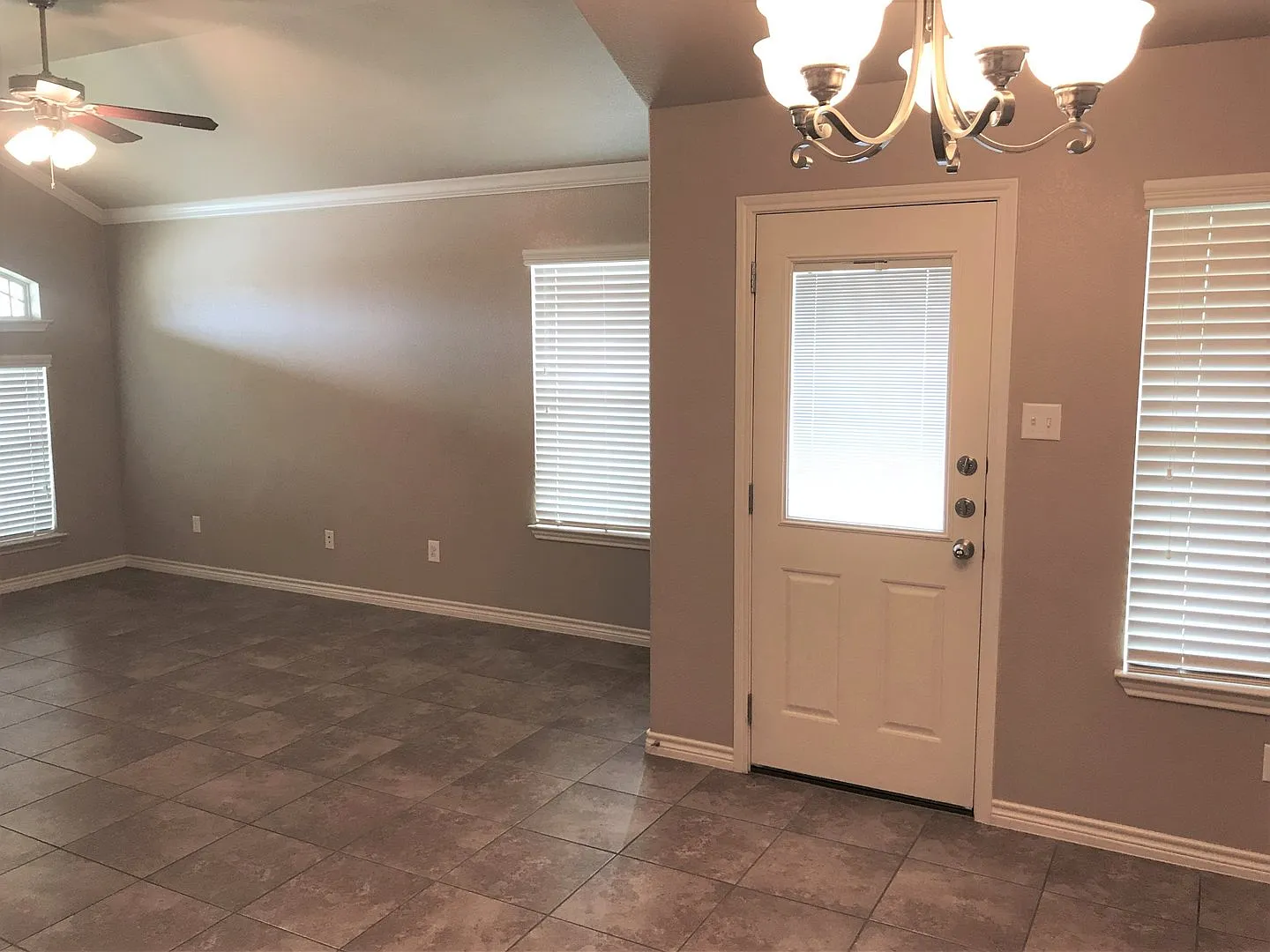 Beautiful 3bed/2bath Duplex near Clear Creek to Fort Hood! — Photo 4