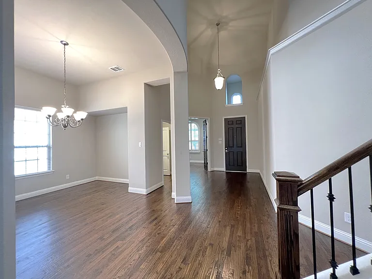 720 Raunald Dr — Photo 2