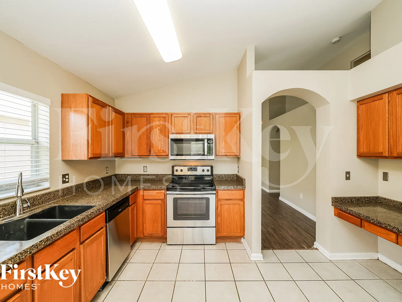 4 bed, 2.0 bath, 1956 sqft, $2,070 — Photo 4