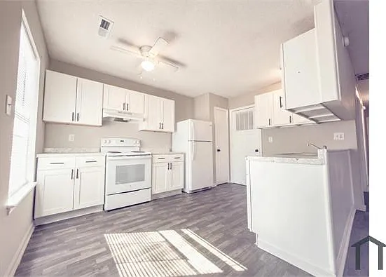 3 bed, 786 sqft, $1,950 — Photo 3