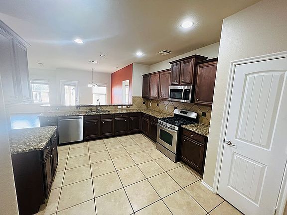 4th image of 804 Golden Bear Ln