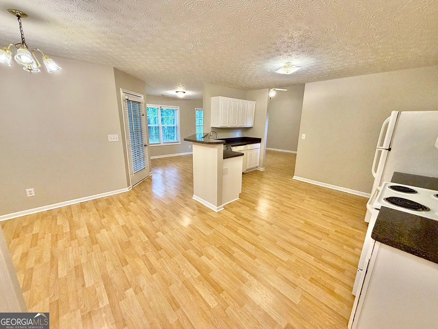 3 bed, 2.0 bath, 1344 sqft, $2,000 — Photo 4
