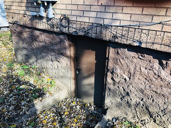 door to basement:crawl space