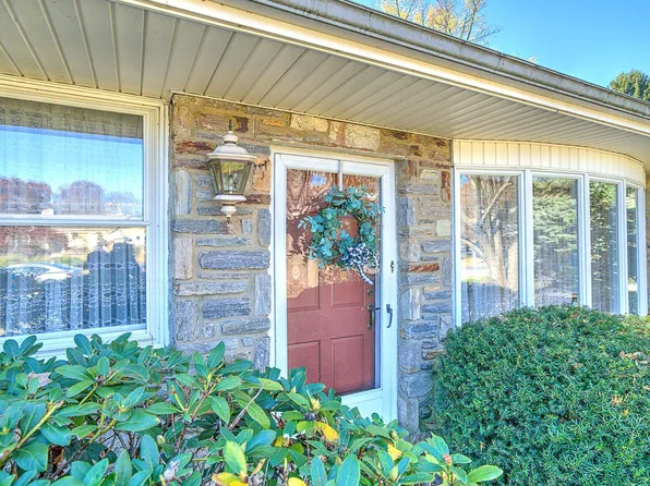 720 Stratford Dr, Philadelphia, PA 19115