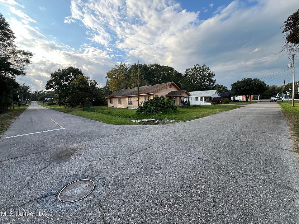 1st image of 107 Cypress St