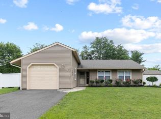 53 Pershing Ln, Sicklerville, NJ 08081