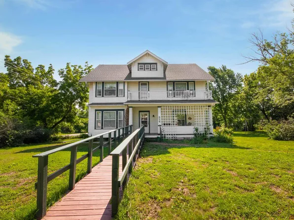 324 N Schmidt Ave, Moundridge, KS 67107