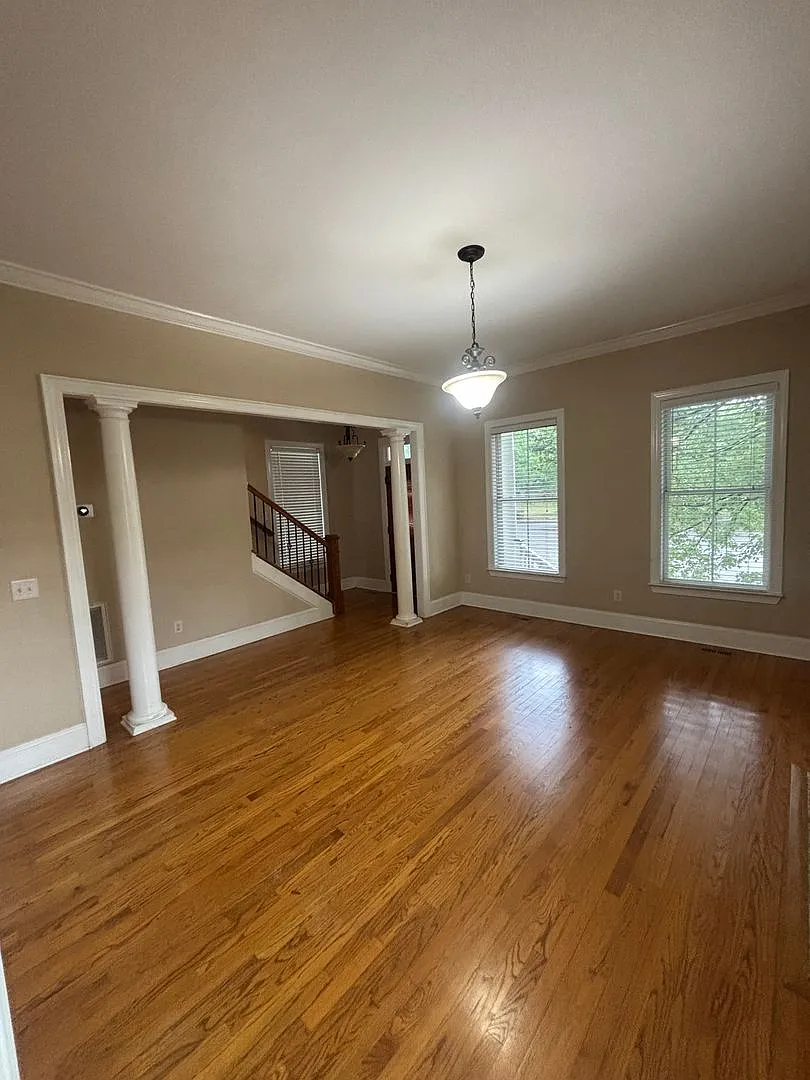 Spacious 4 Bed, 2.5 Bath Home Near Devine Street | Available August 1 2027 — Photo 4