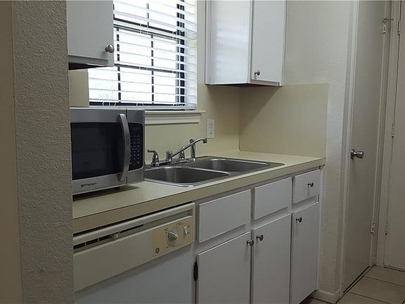 4th image of 508 Country Aire Dr #A