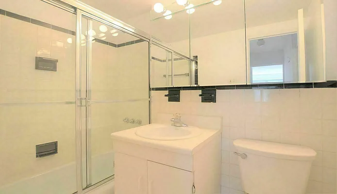 Rented by Manhattan Realty Group | media 20