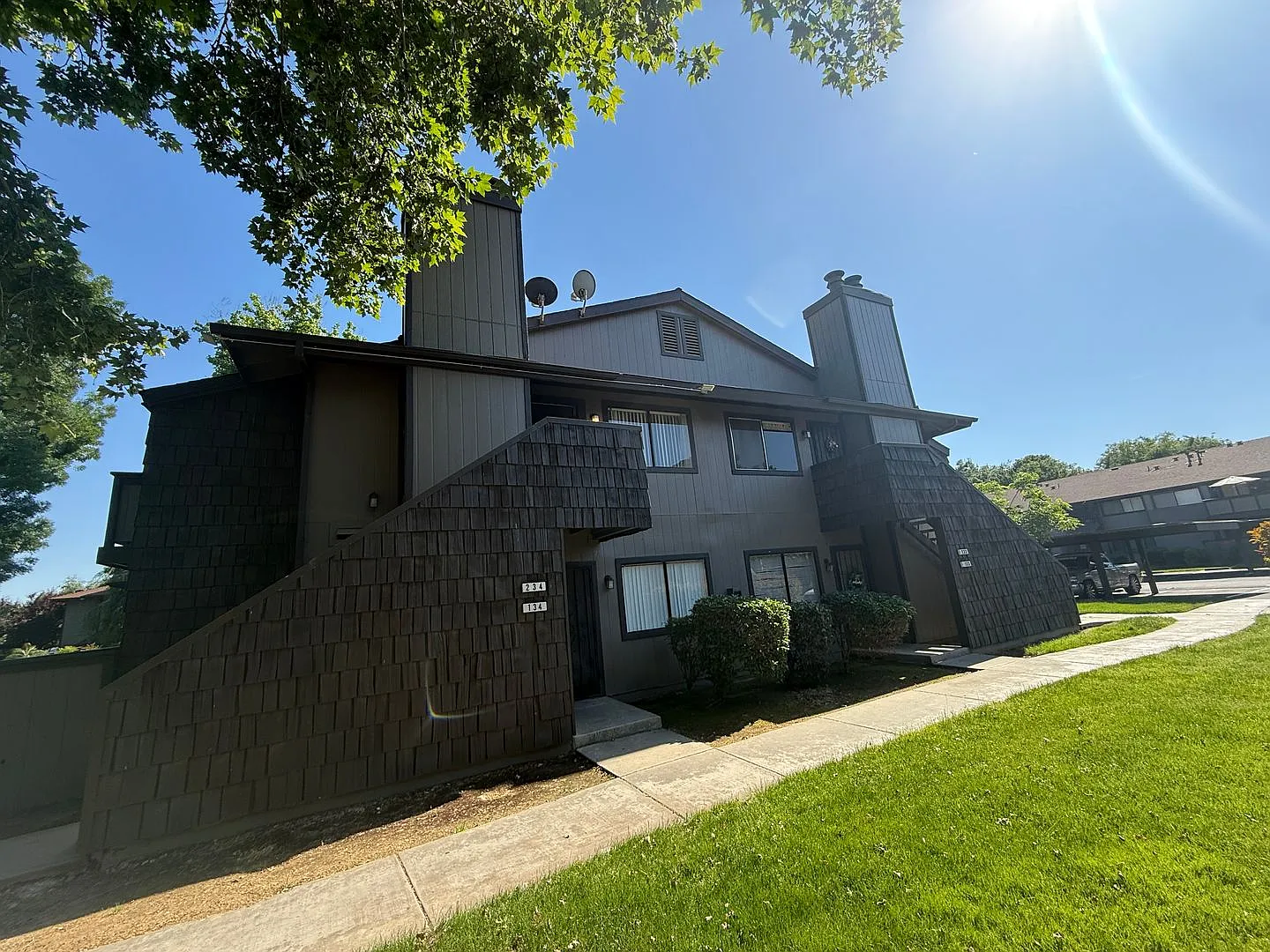 Must See!! Upstairs 2 bedroom, 1 bathroom condo located in the gated community of Sunnyside, CA — Photo 3