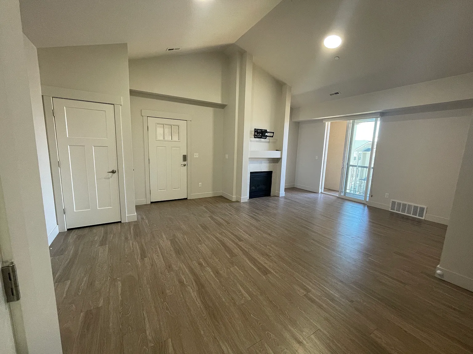 3 bed, 1225 sqft, $2,300 — Photo 3