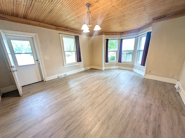 420 W Pleasant St — Photo 2