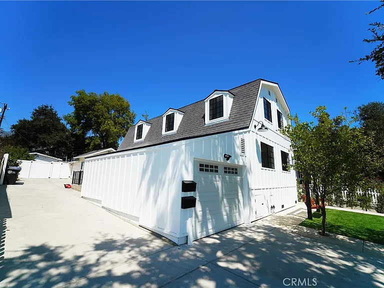 2615 Manhattan Ave — Photo 42
