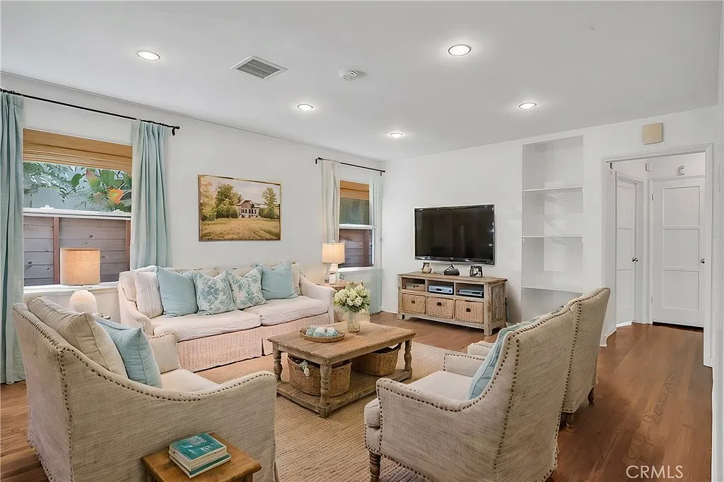 3 bed, 2.5 bath, 1932 sqft, $5,450 — Photo 2