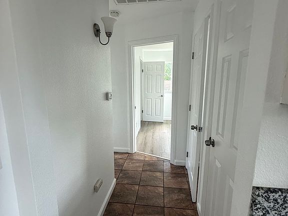 5th image of 2976 Wright St #2978