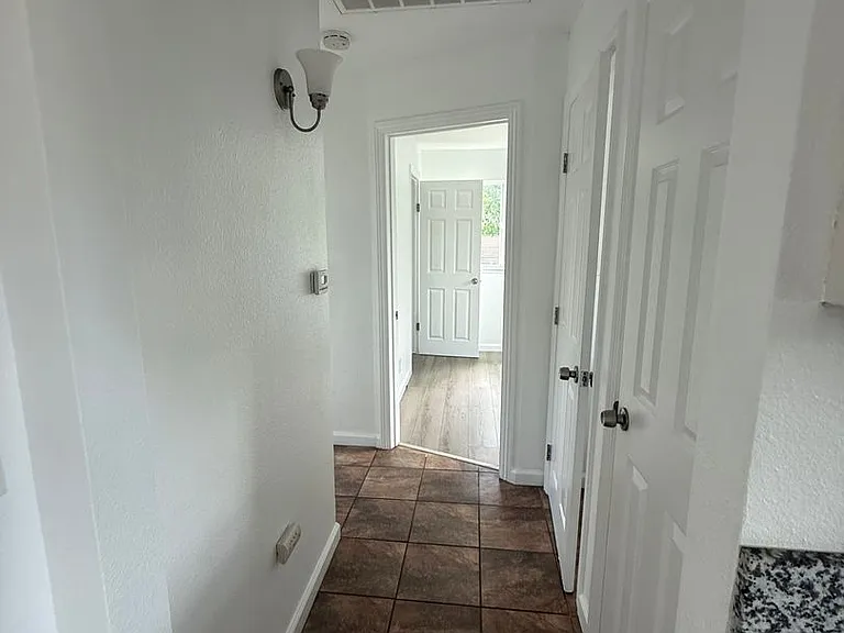 2976 Wright St — Photo 5