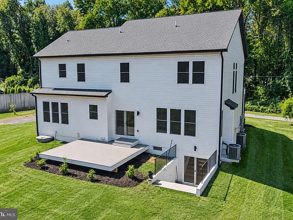 4th image of 1909 Mitchell Dr