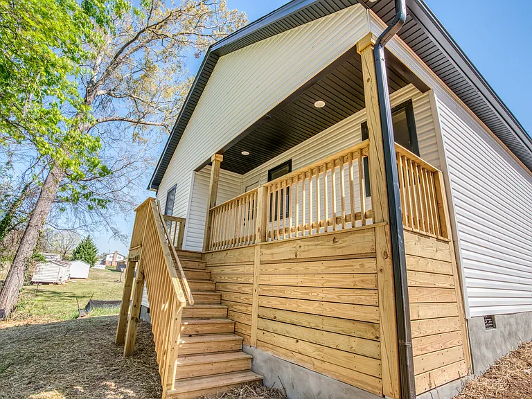 111 Iris Ln — Photo 3