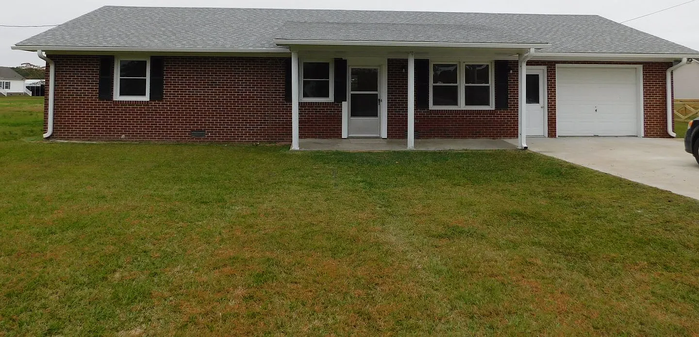Newly Renovated 3 bedroom, 2 bath home — Photo 1