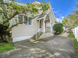 19 4th Ave, East Rockaway, NY 11518