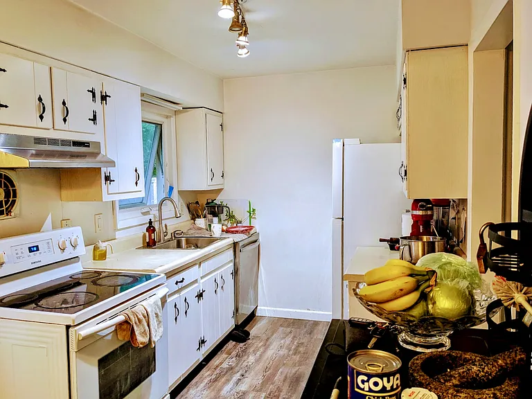 211 W 22nd St — Photo 7