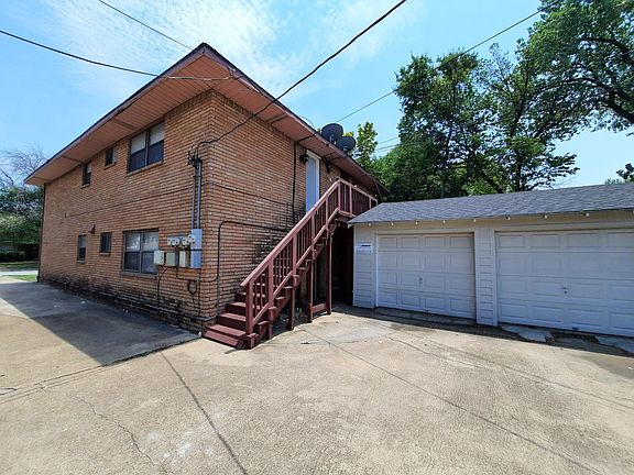 2nd image of 2101 Oakhurst Dr APT A